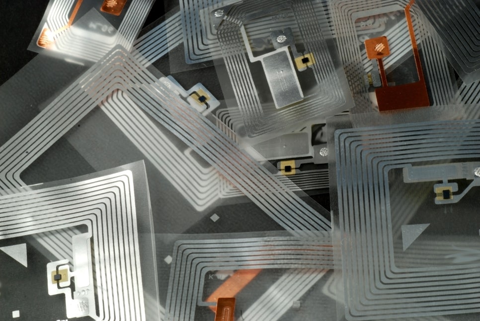 A diagram of RFID tag and reader components